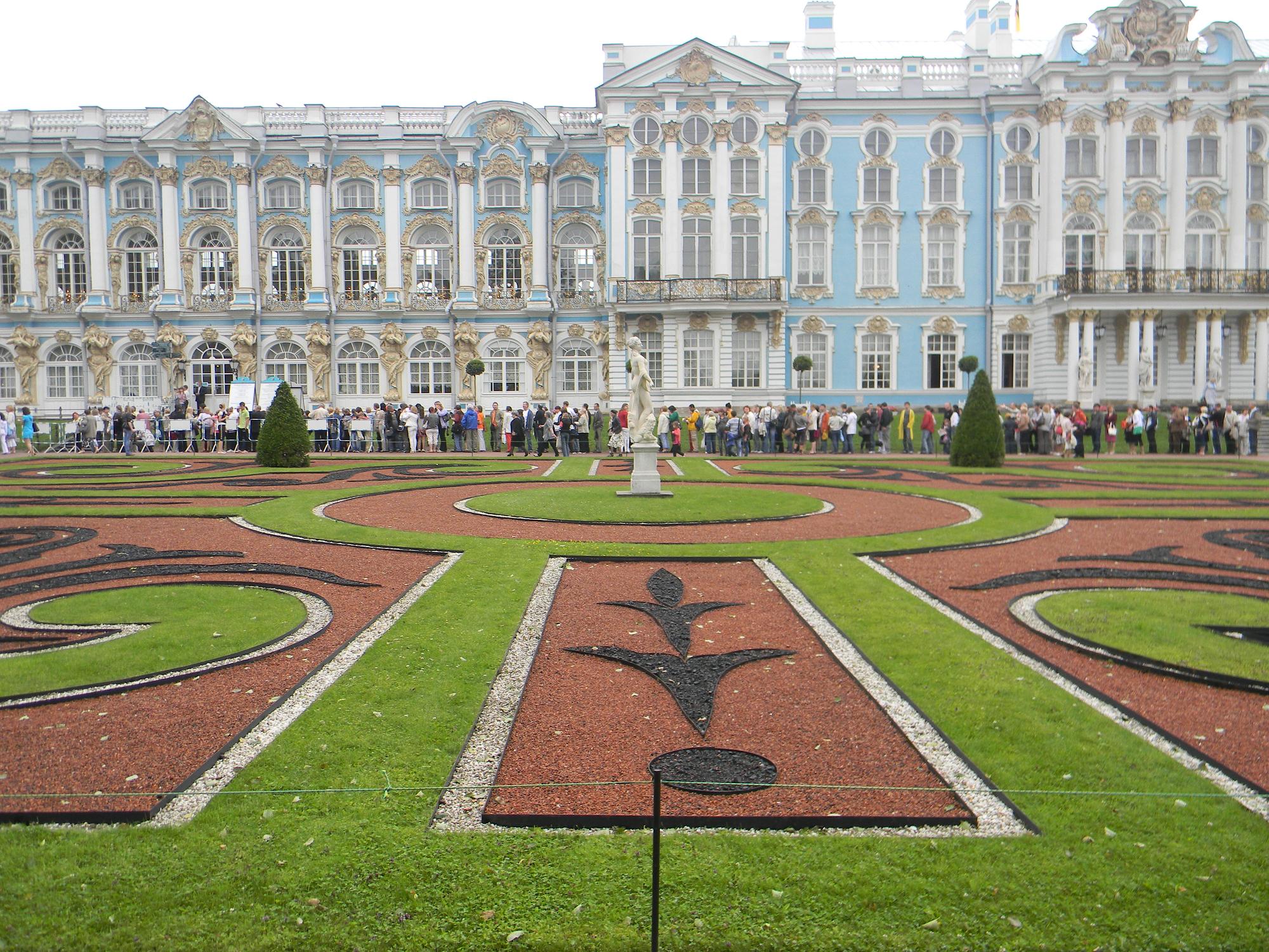 Территория Екатерининского дворца и парк в Санкт-Петербурге